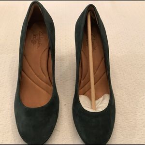 Clark’s green suede pumps brand new